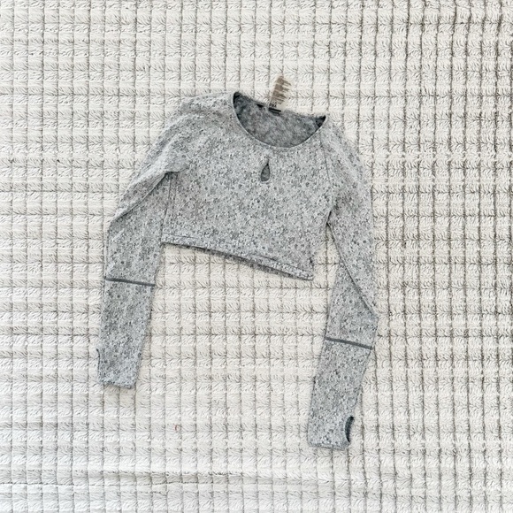 Gymshark Fleur Texture Long Sleeve Cropped Top In Top - Picture 3 of 5